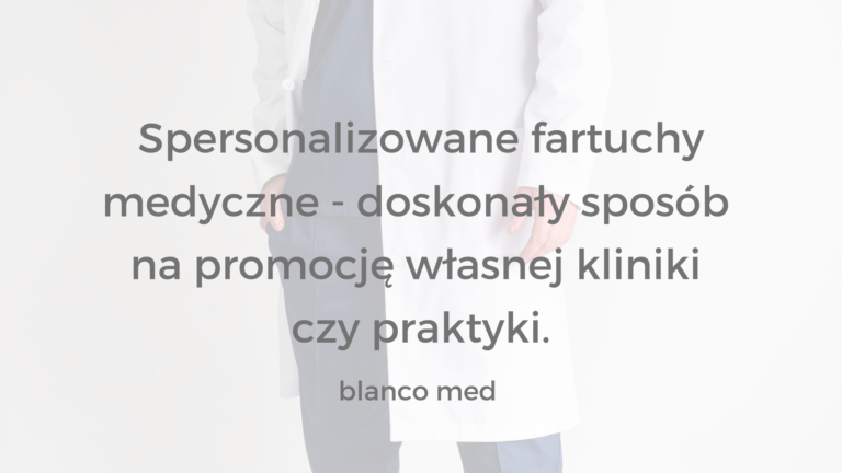 Lekarz w spersonalizowanym fartuchu medycznym z logo kliniki, prezentujący profesjonalny wygląd i identyfikację wizualną placówki.