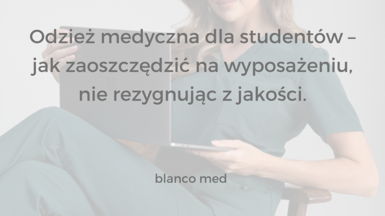 Młody student medycyny przymierzający wygodny, wysokiej jakości komplet odzieży medycznej Blanco Med, porównujący ceny i wybór.