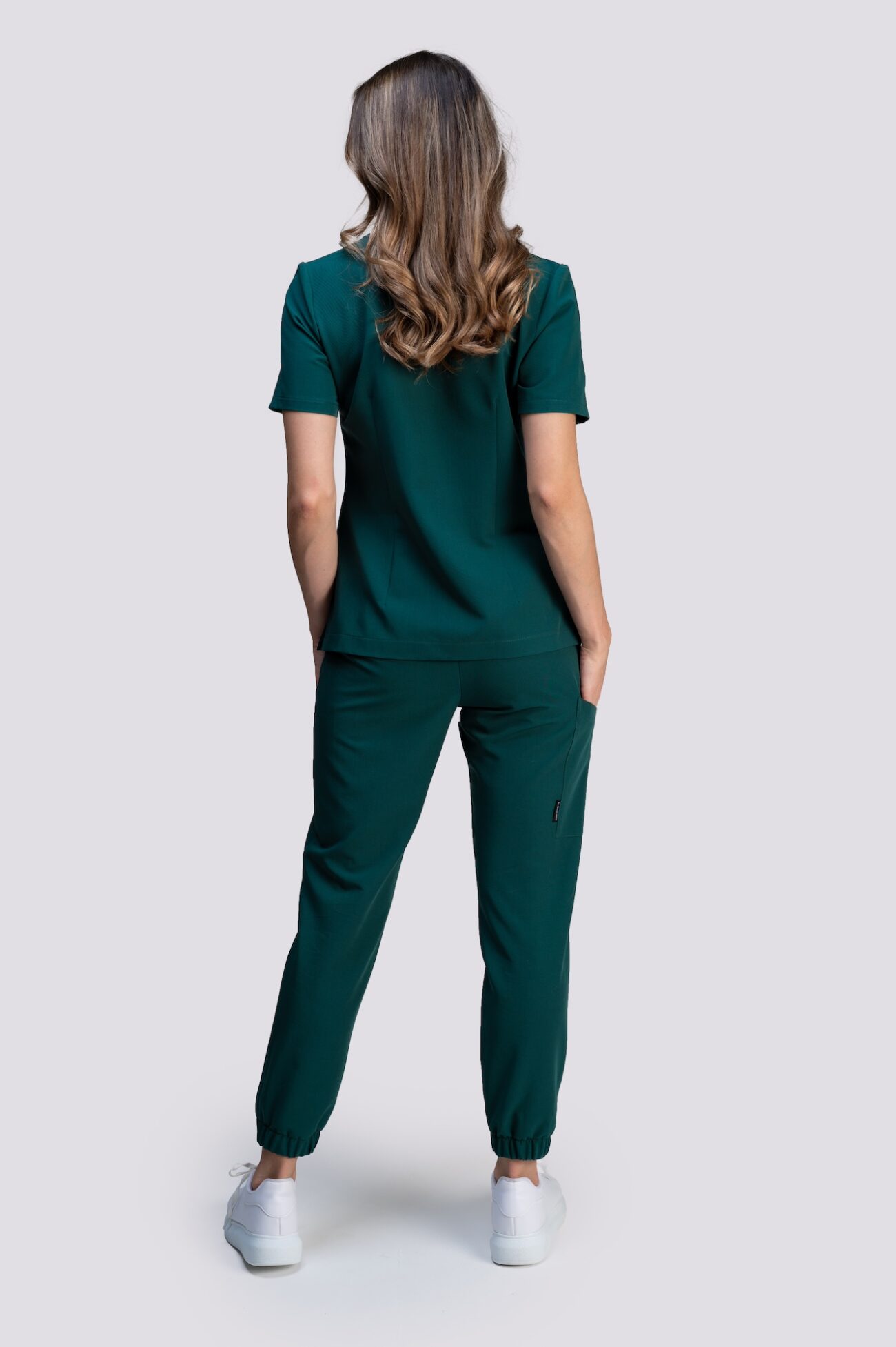 komplet medyczny damski smart proline ciemna zielen tył spodnie medyczne damskie jogger proline zielone forest green