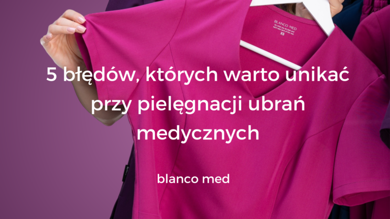 Składanie czystych uniformów medycznych po praniu, obok nich butelka detergentu.