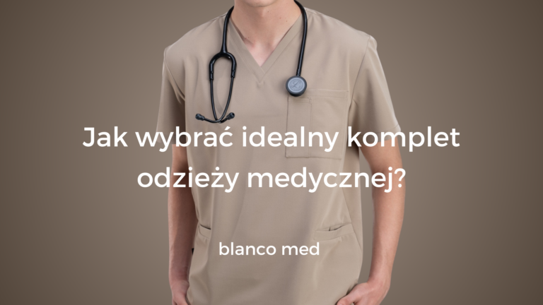 Profesjonalista medyczny przymierzający nowoczesny komplet Blanco Med, stojący przed lustrem w gabinecie.