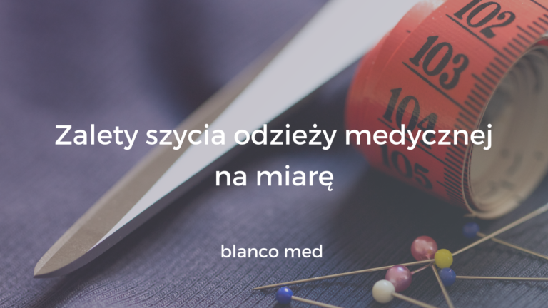 Krawiec dopasowujący uniform medyczny na miarę, zbliżenie na dokładne pomiary i wysokiej jakości materiał.