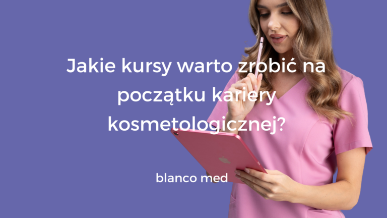 Młoda kosmetolożka uczestnicząca w kursie doszkalającym, ćwicząca zabieg pielęgnacyjny na modelce pod okiem instruktora.