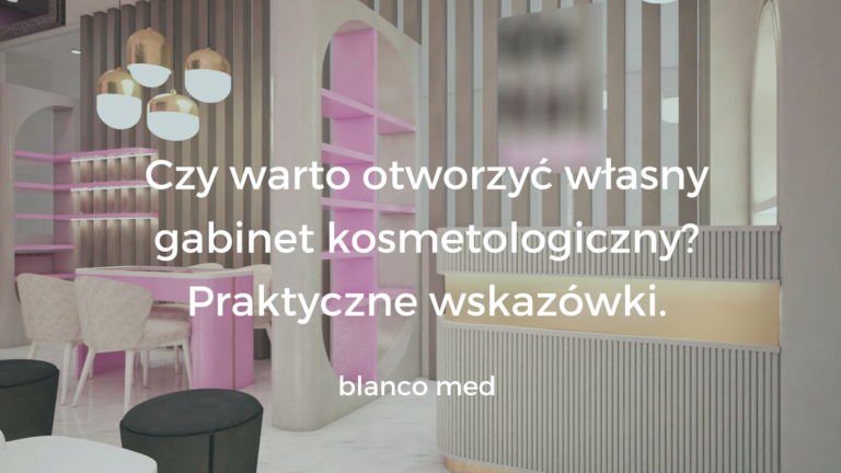 Kosmetolożka w eleganckim gabinecie przygotowująca stanowisko do zabiegu.