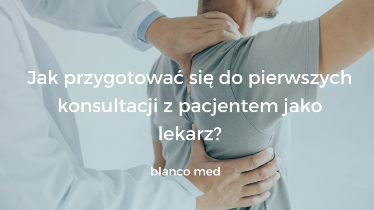 Młody lekarz w uniformie medycznym przeglądający dokumentację pacjenta na tablecie w gabinecie.