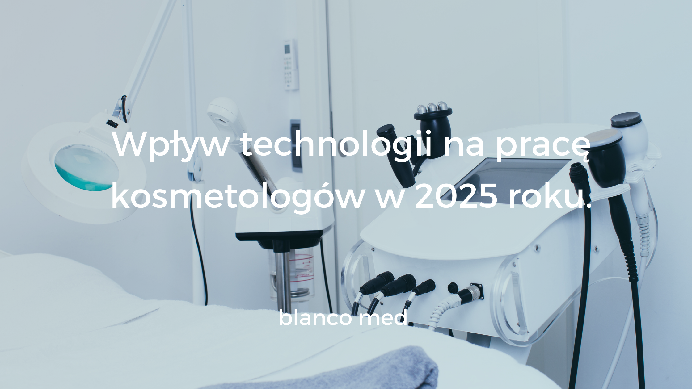Kosmetolog używający nowoczesnego urządzenia do analizy skóry w gabinecie.