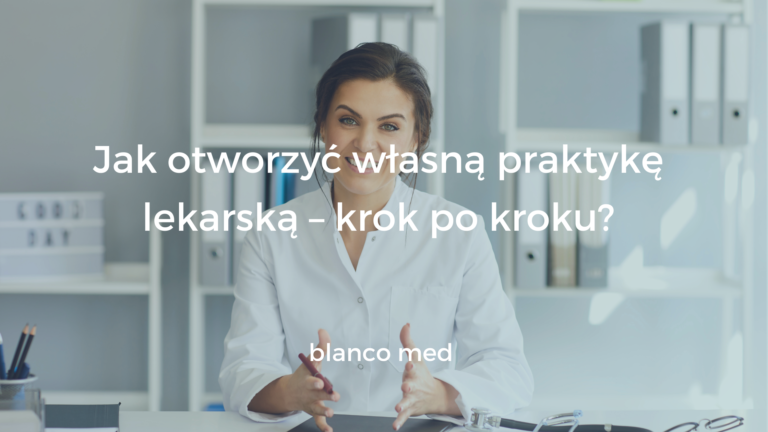 Lekarz w eleganckim uniformie medycznym stoi w nowoczesnym gabinecie, przeglądając dokumenty.