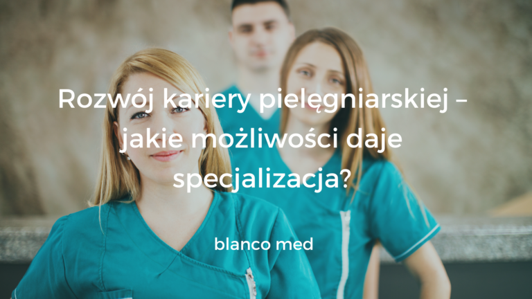 Pielęgniarka w uniformie medycznym przeglądająca materiały edukacyjne na tablecie w szpitalu.