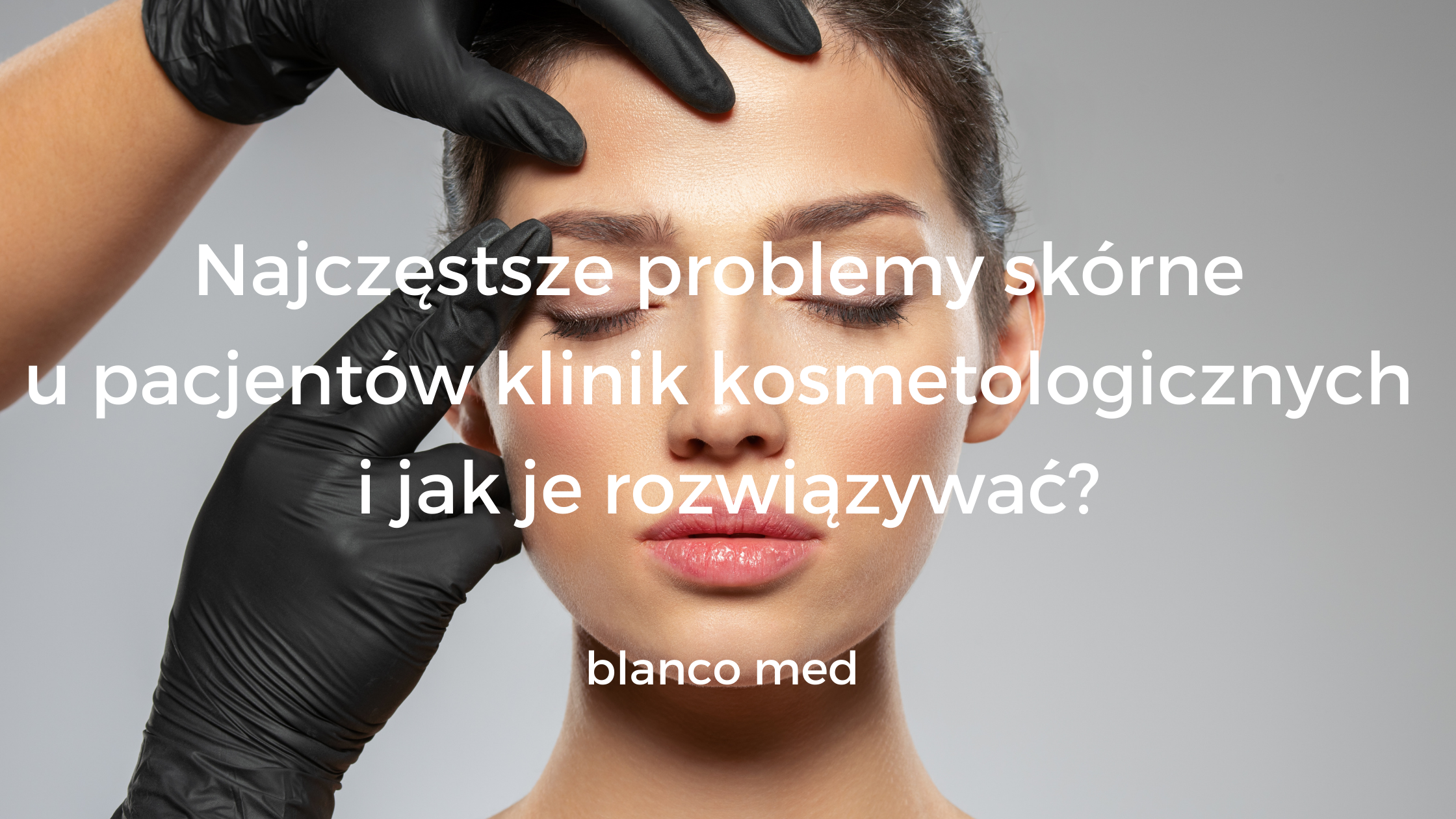 Kosmetolog w białym uniformie bada skórę pacjentki za pomocą lupy w gabinecie kosmetologicznym.