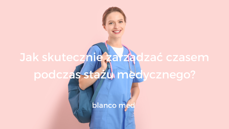 Młody lekarz-stażysta w uniformie medycznym sprawdzający grafik na tablecie w szpitalu.