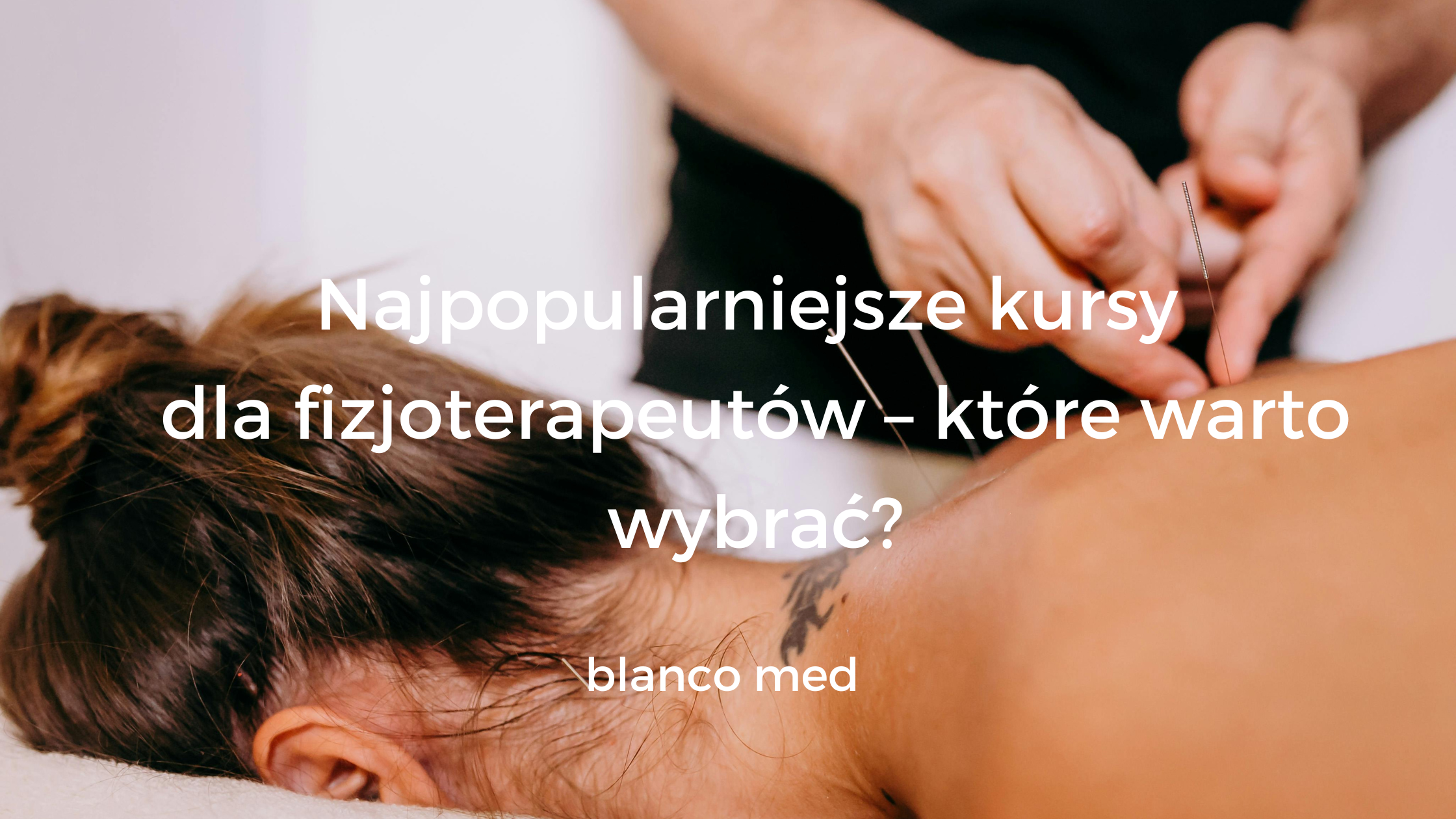 Fizjoterapeuta uczestniczący w kursie doskonalącym, ćwiczący techniki terapii manualnej.