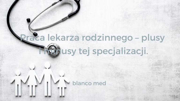 Lekarz rodzinny rozmawiający z pacjentem w gabinecie, uśmiechając się i robiąc notatki.