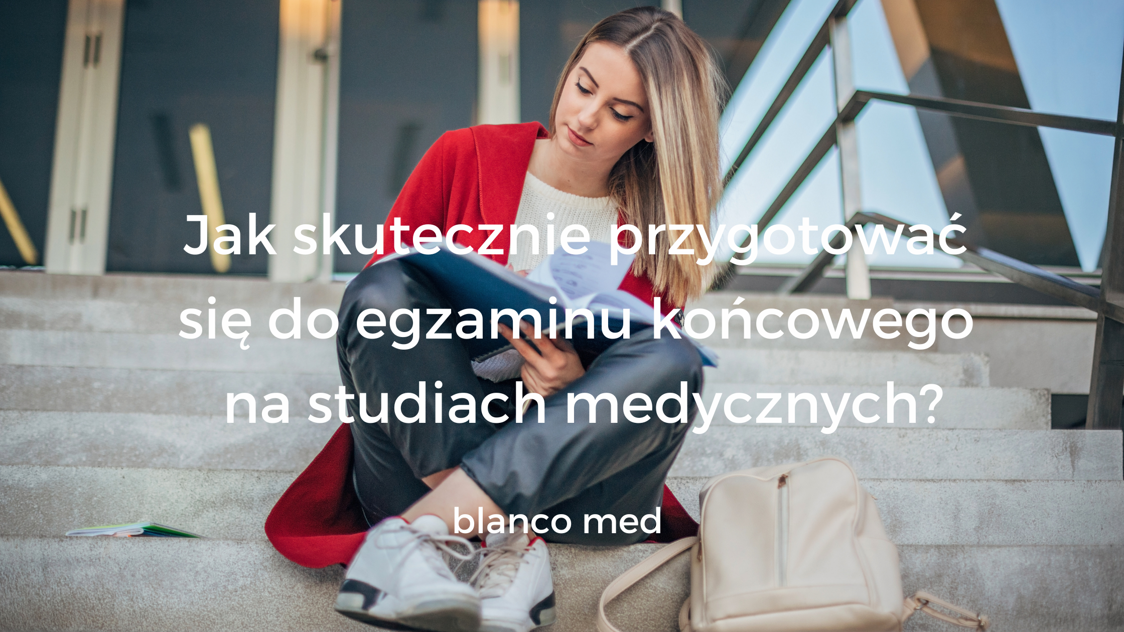 Student medycyny uczący się do egzaminu, otoczony książkami i notatkami.