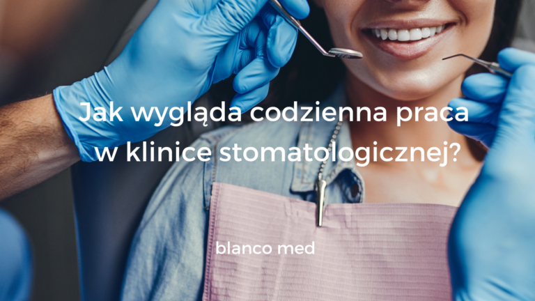 Stomatolog w rękawiczkach i maseczce przeprowadzający zabieg w nowoczesnym gabinecie.