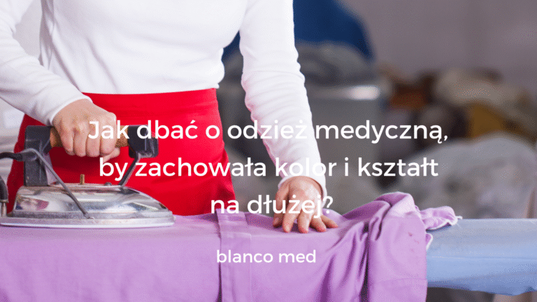 Składanie świeżo wypranej i wyprasowanej odzieży medycznej w domowej pralni.