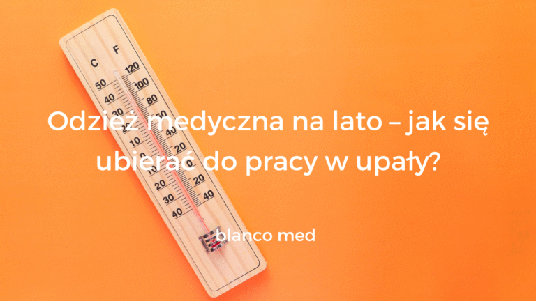 Kobieta w lekkim, jasnym komplecie medycznym Blanco Med pracująca w gabinecie w letni dzień.