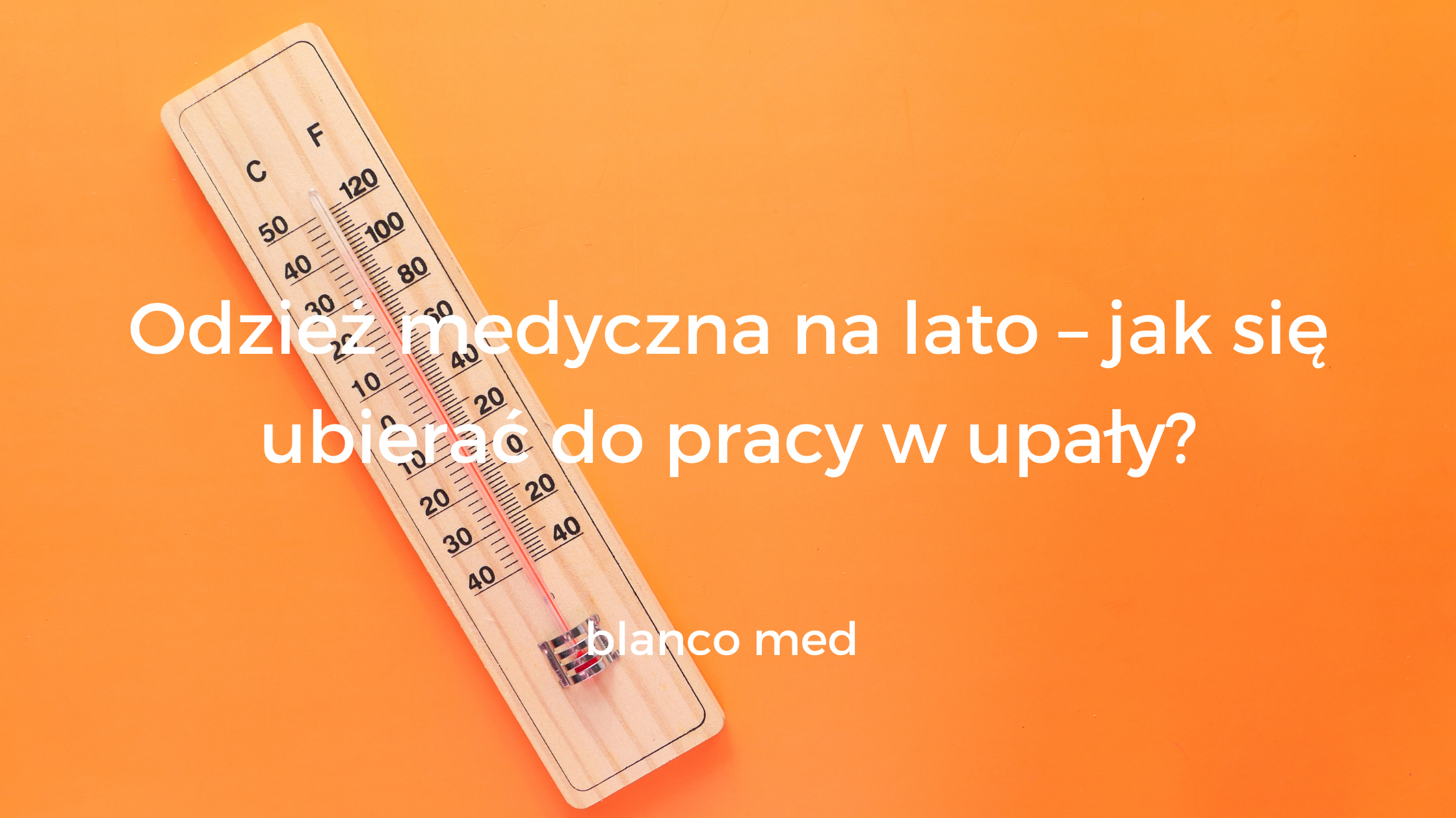 Kobieta w lekkim, jasnym komplecie medycznym Blanco Med pracująca w gabinecie w letni dzień.