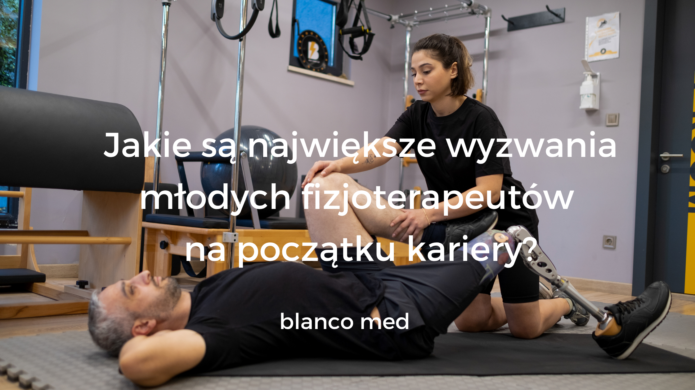 Młody fizjoterapeuta w odzieży medycznej Blanco Med rozmawiający z pacjentem w nowoczesnym gabinecie.