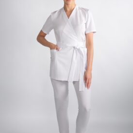 Modelka w tunice medycznej damskiej Blanco Med, kolor Crystal White, widok z przodu