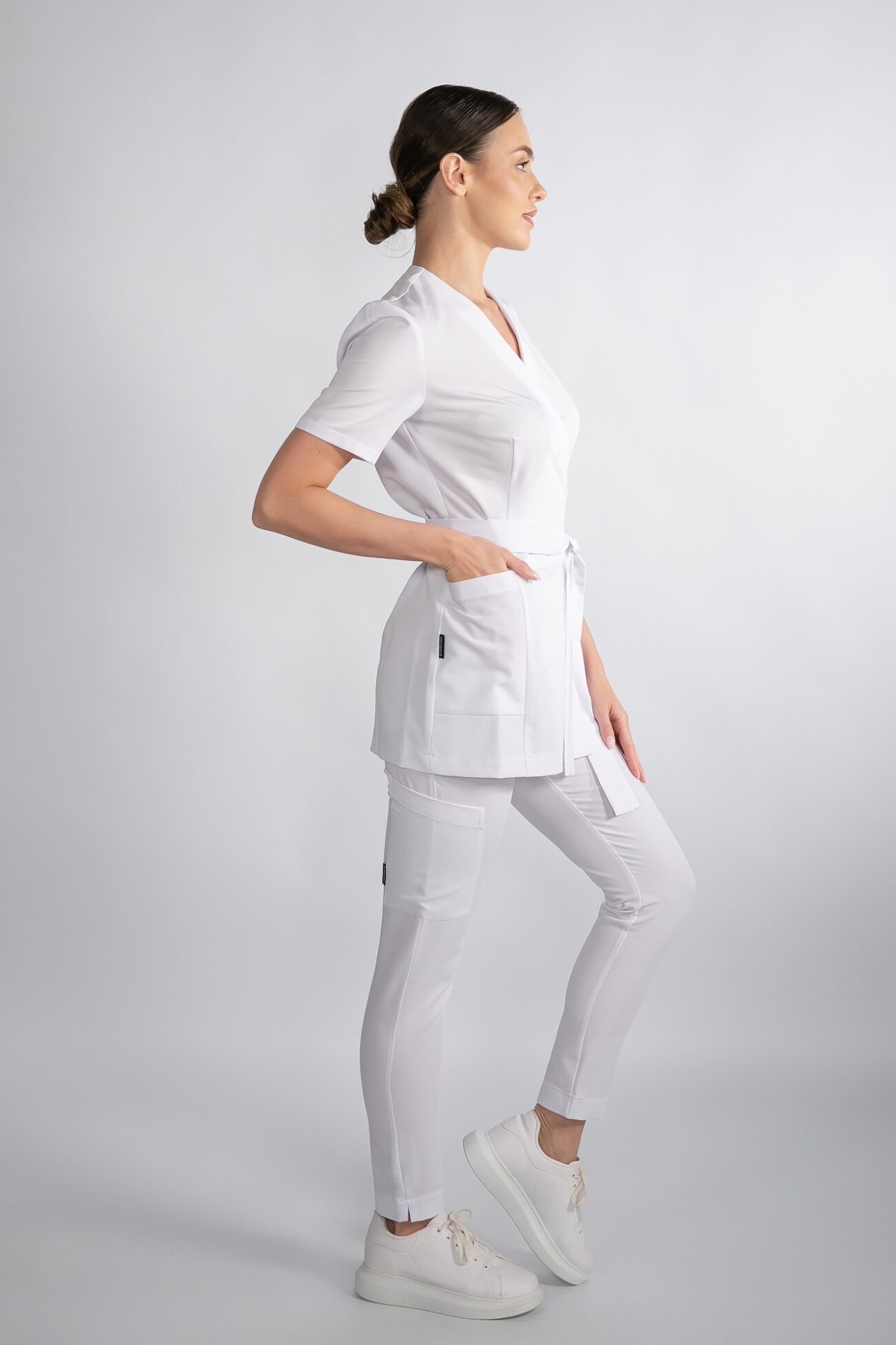 Tunika medyczna Crystal White – profil boczny Tunika medyczna damska Crystal White – widok z boku, profil modelki