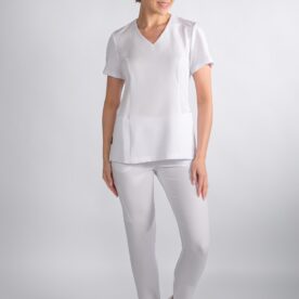 Modelka w komplecie medycznym Crystal White – bluza Clever ProLine i spodnie Comfy, widok z przodu