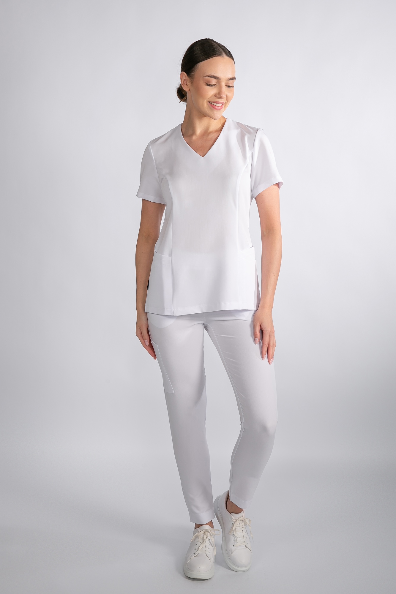 Modelka w komplecie medycznym Crystal White – bluza Clever ProLine i spodnie Comfy, widok z przodu