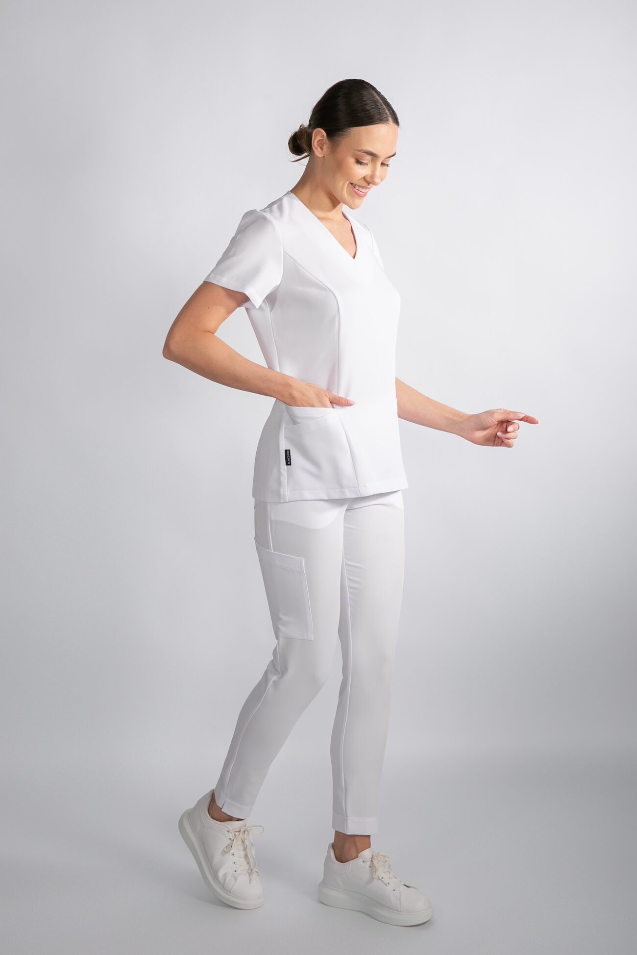 Bluza Clever ProLine Crystal White – widok z boku Modelka z boku w bluzie medycznej damskiej Crystal White – Clever ProLine