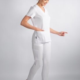 Modelka z boku w bluzie medycznej damskiej Crystal White – Clever ProLine
