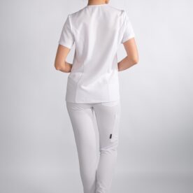 Modelka tyłem w spodniach medycznych Comfy ProLine – kolor Crystal White