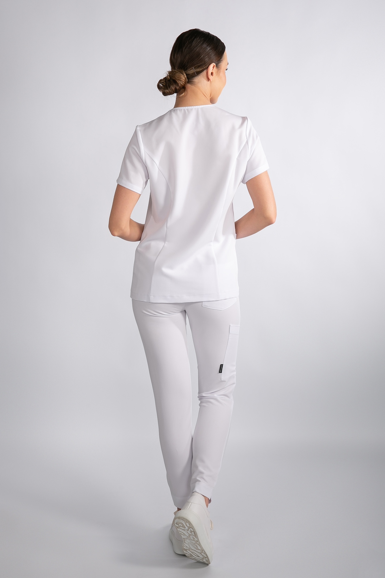 Modelka tyłem w spodniach medycznych Comfy ProLine – kolor Crystal White