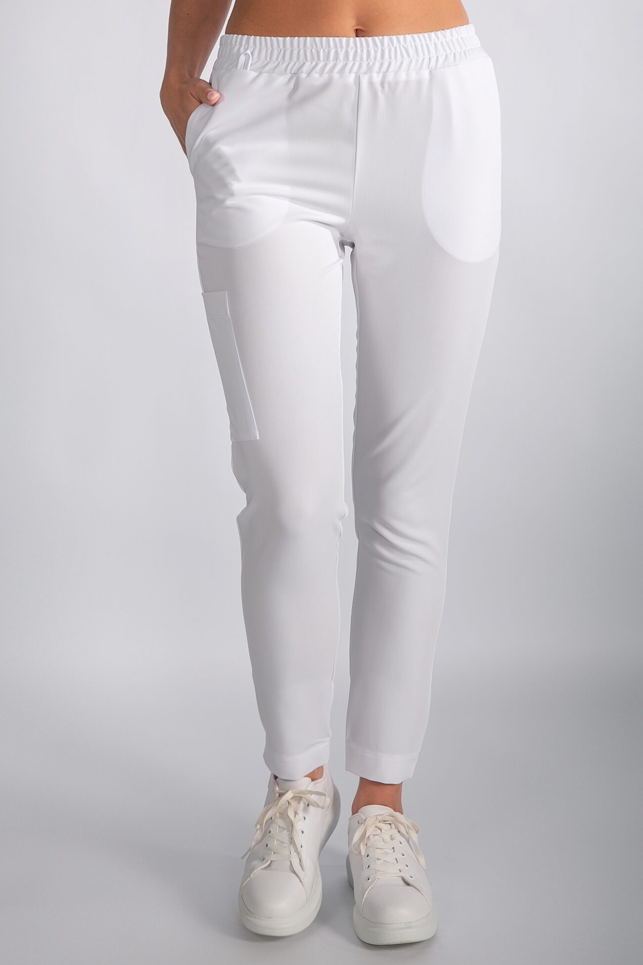Zbliżenie na detale spodni Comfy ProLine – Crystal White Zbliżenie na pas i kieszenie spodni medycznych damskich Comfy ProLine – Crystal White