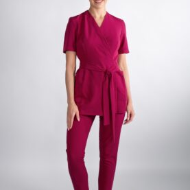 Modelka w tunice medycznej damskiej Ruby Red – widok z przodu