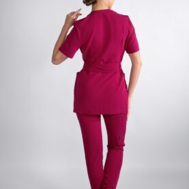Modelka tyłem w tunice medycznej Ruby Red – widok z tyłu