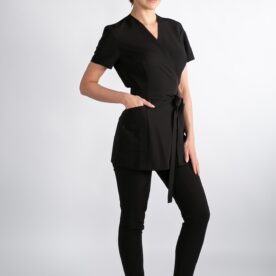 Modelka w tunice medycznej damskiej Blanco Med, kolor Phantom Black, widok z przodu