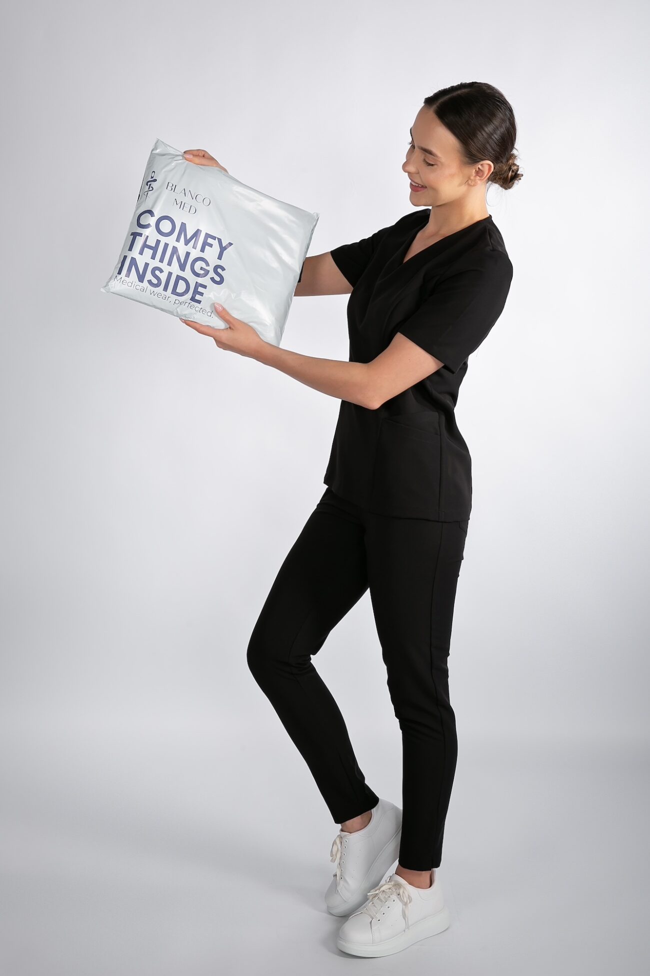Bluza Clever ProLine Phantom Black z opakowaniem BlancoMed Bluza medyczna damska Clever ProLine Phantom Black z opakowaniem BlancoMed z napisem Comfy Things Inside