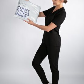 Bluza medyczna damska Clever ProLine Phantom Black z opakowaniem BlancoMed z napisem Comfy Things Inside