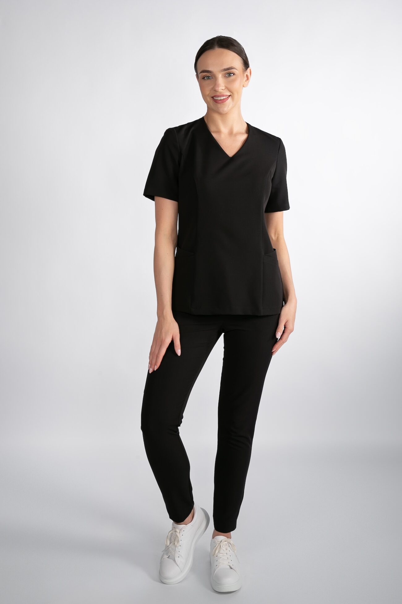 Komplet medyczny damski Phantom Black – Clever ProLine i Comfy Modelka w komplecie medycznym damskim w kolorze Phantom Black: bluza Clever ProLine i spodnie Comfy ProLine