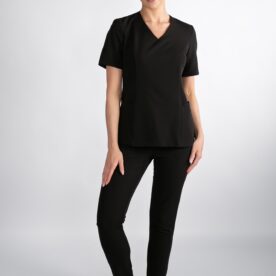 Modelka w komplecie medycznym damskim w kolorze Phantom Black: bluza Clever ProLine i spodnie Comfy ProLine