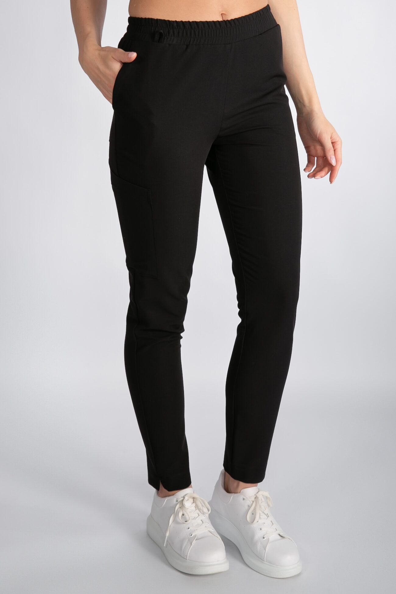 Detale spodni medycznych Comfy ProLine – Phantom Black Zbliżenie na kieszeń i pas spodni medycznych damskich Comfy ProLine – kolor Phantom Black