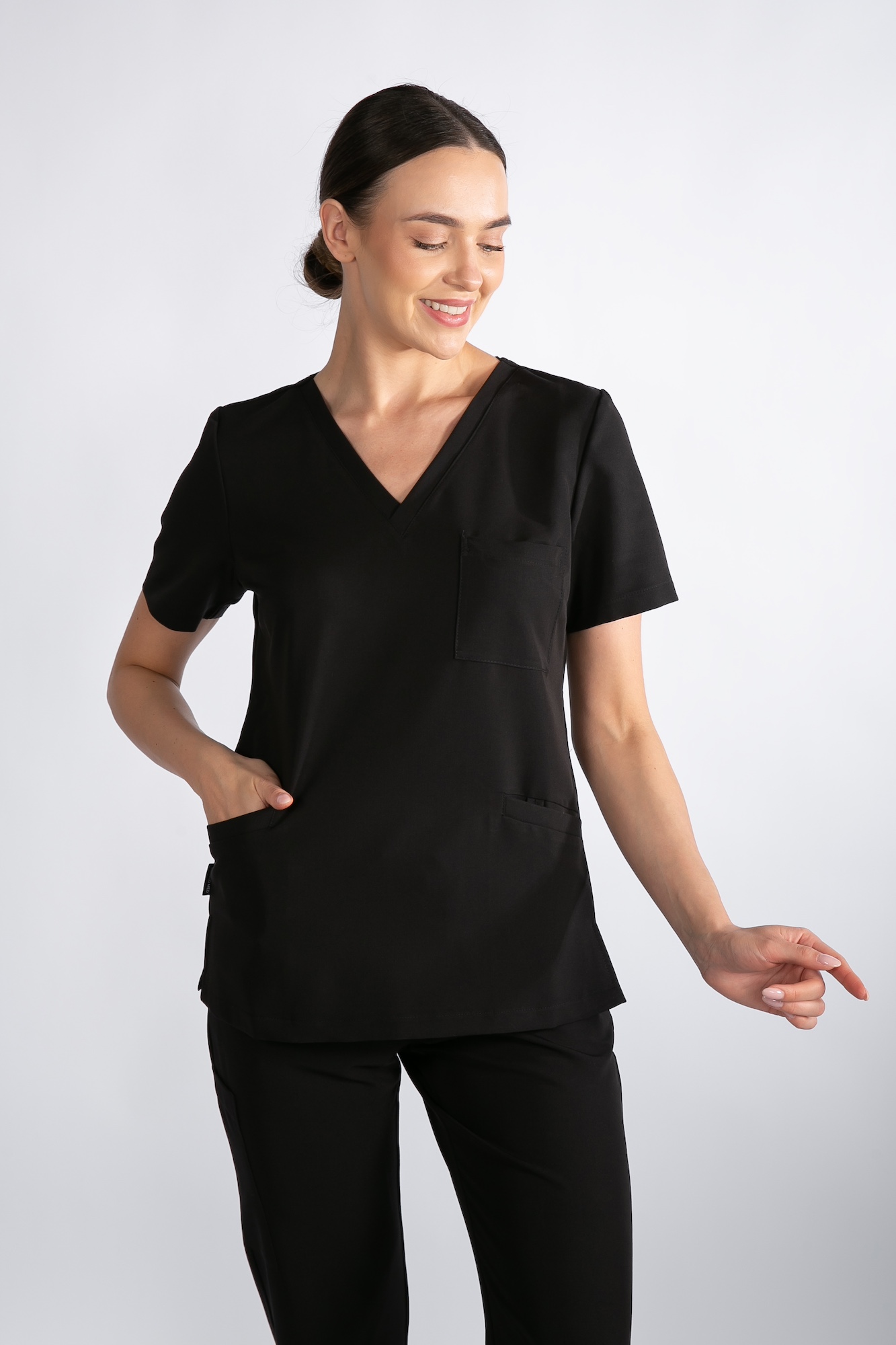 Bluza medyczna damska Smart ProLine w kolorze Phantom Black – widok z przodu, modelka stojąca