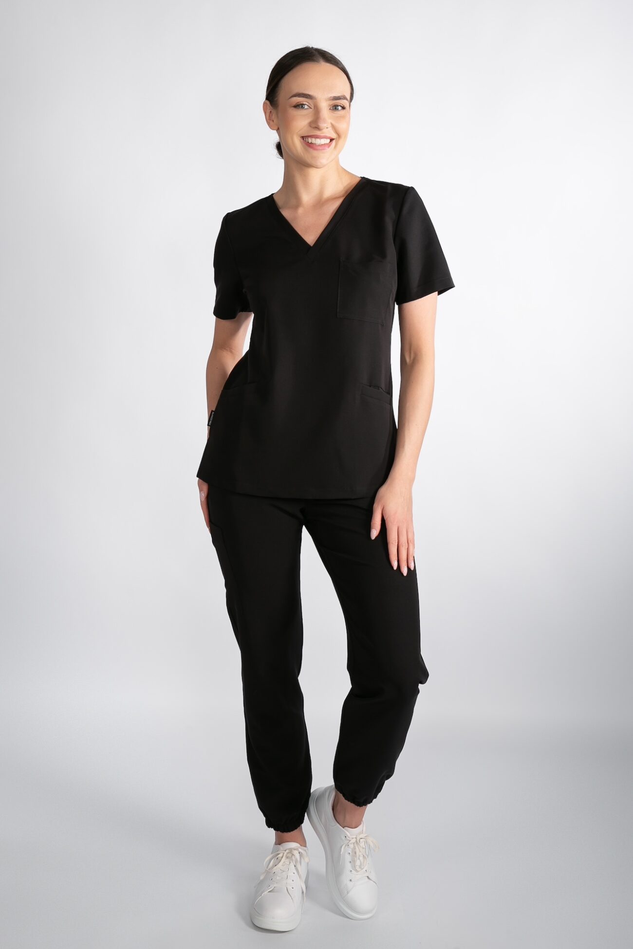 Komplet medyczny damski Phantom Black – bluza Smart ProLine Modelka w komplecie medycznym Blanco Med – bluza Smart ProLine i spodnie jogger, kolor Phantom Black, widok z przodu
