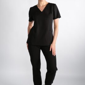 Modelka w komplecie medycznym Blanco Med – bluza Smart ProLine i spodnie jogger, kolor Phantom Black, widok z przodu