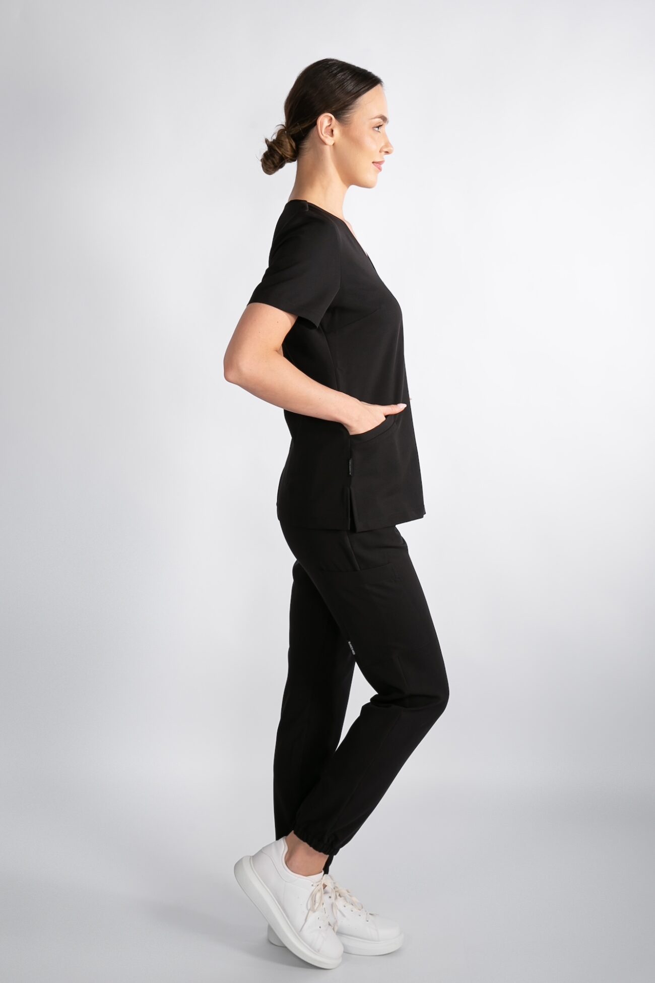 Bluza Smart ProLine – Phantom Black, widok z boku Modelka w bluzie medycznej Smart ProLine – kolor Phantom Black, widok z boku