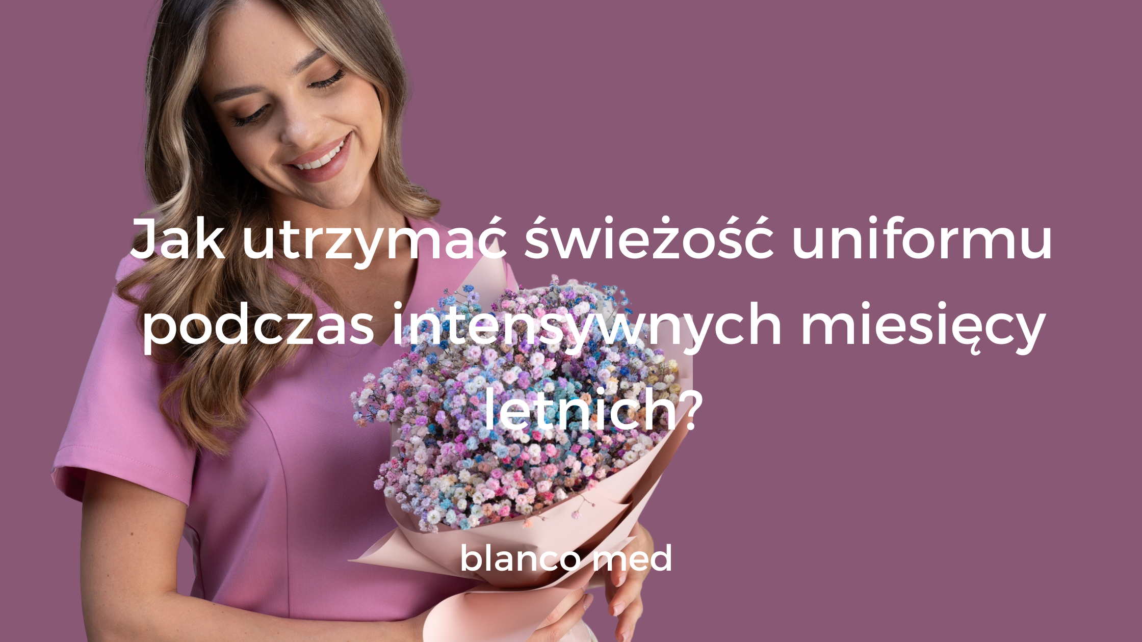 Modelka w medycznym uniformie z kwiatami oznaczającymi świeżość i komfort scrubs.