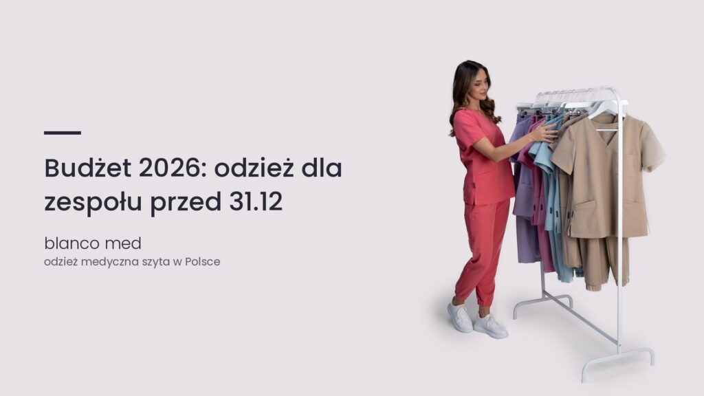 Kobieta w koralowym komplecie medycznym Blanco Med. Został budżet na 2026? Odzież dla personelu przed końcem roku