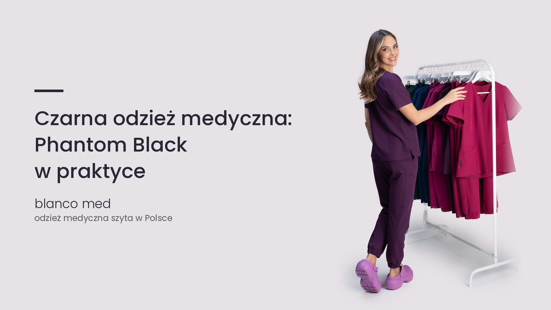 Kobieta w śliwkowym komplecie medycznym Blanco Med. Czarna odzież medyczna: Phantom Black w praktyce