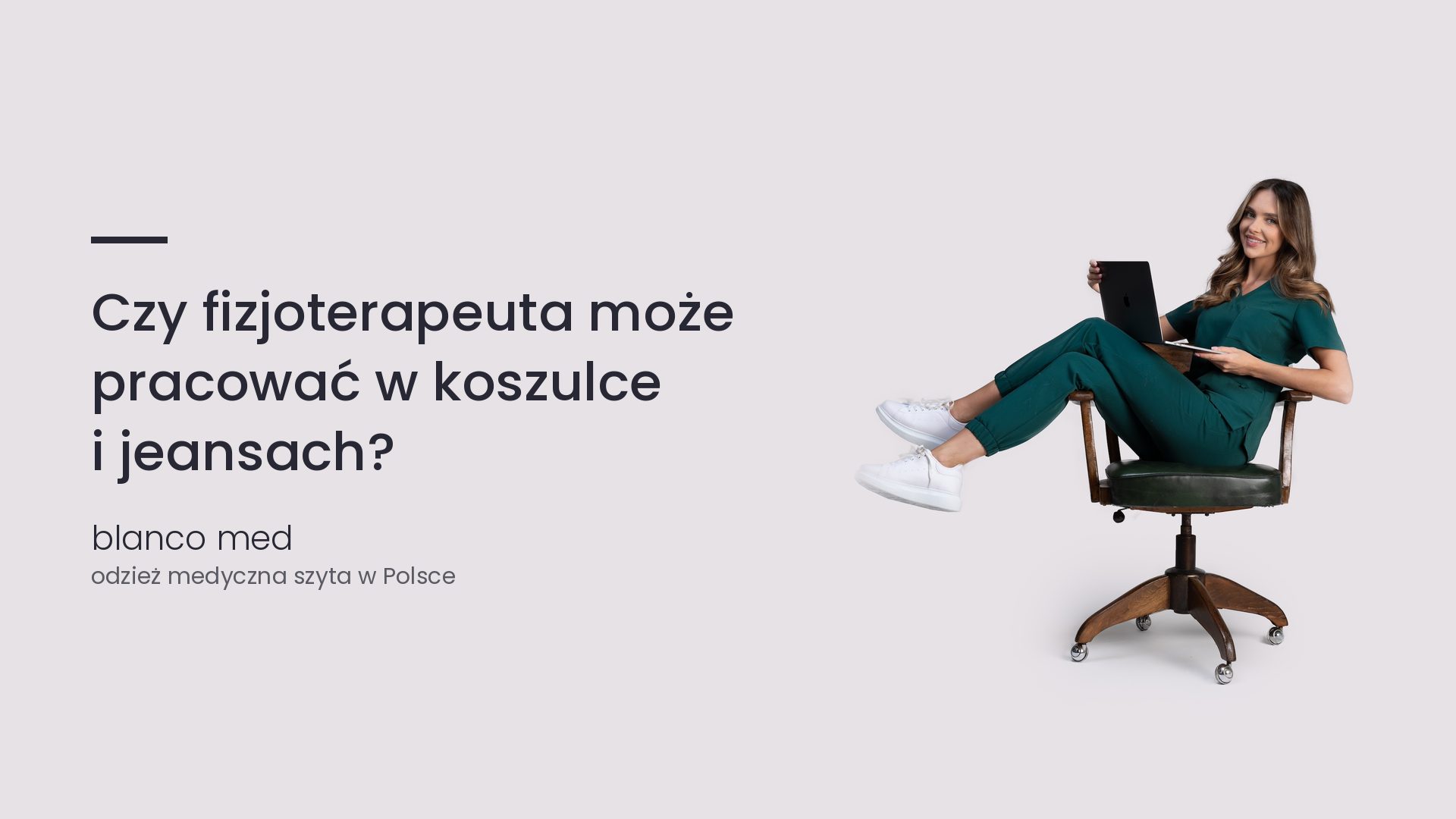 Kobieta w komplecie medycznym w kolorze butelkowej zieleni. Czy fizjoterapeuta może pracować w koszulce i jeansach?