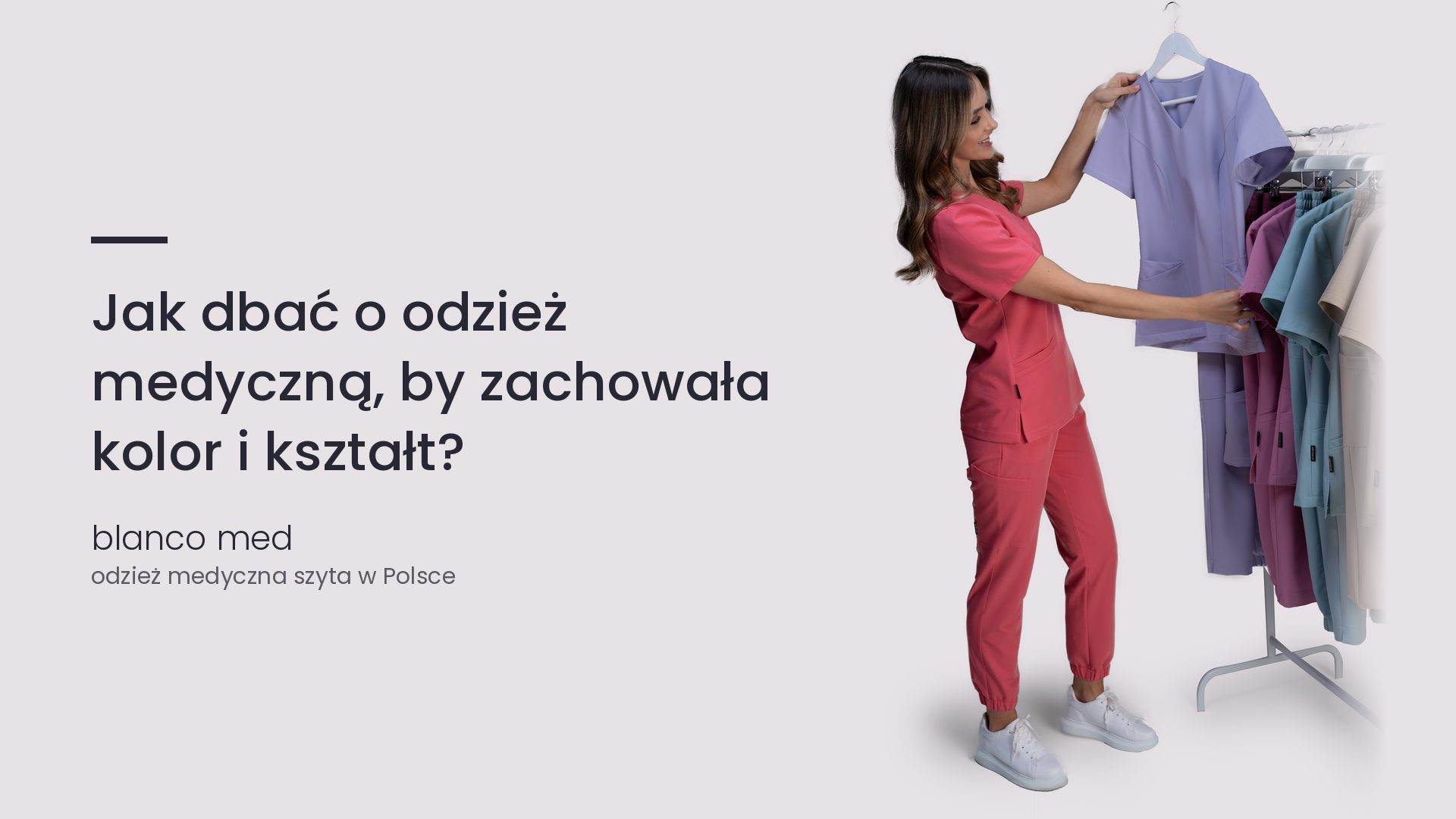 Kobieta w koralowym komplecie medycznym Blanco Med. Jak dbać o odzież medyczną, by zachowała kolor i kształt?