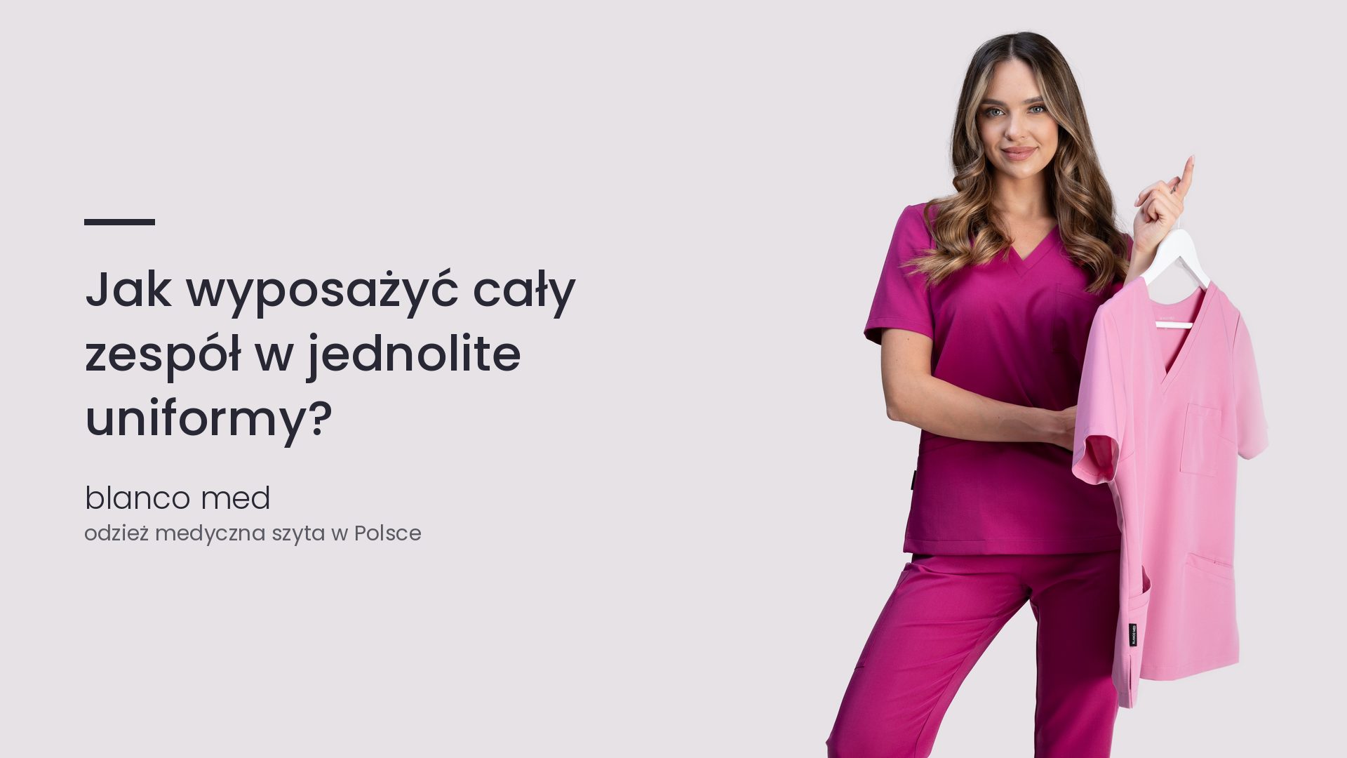 Kobieta w amarantowym komplecie medycznym Blanco Med. Jak wyposażyć cały zespół w jednolite uniformy?