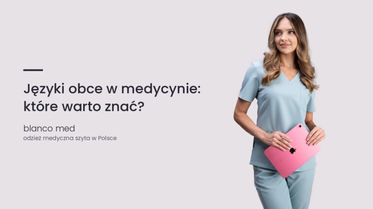 Kobieta w błękitnym komplecie medycznym Blanco Med. Języki obce w medycynie: które warto znać i jak się ich uczyć